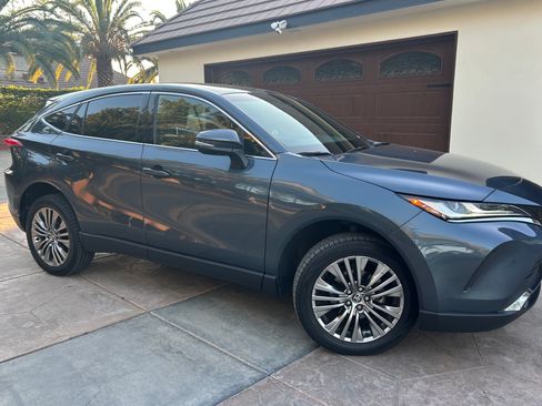 Used 2022 Toyota Venza Limited image 13