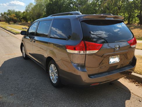 Used 2014 Toyota Sienna XLE w/ Entertainment Package FWD image 5