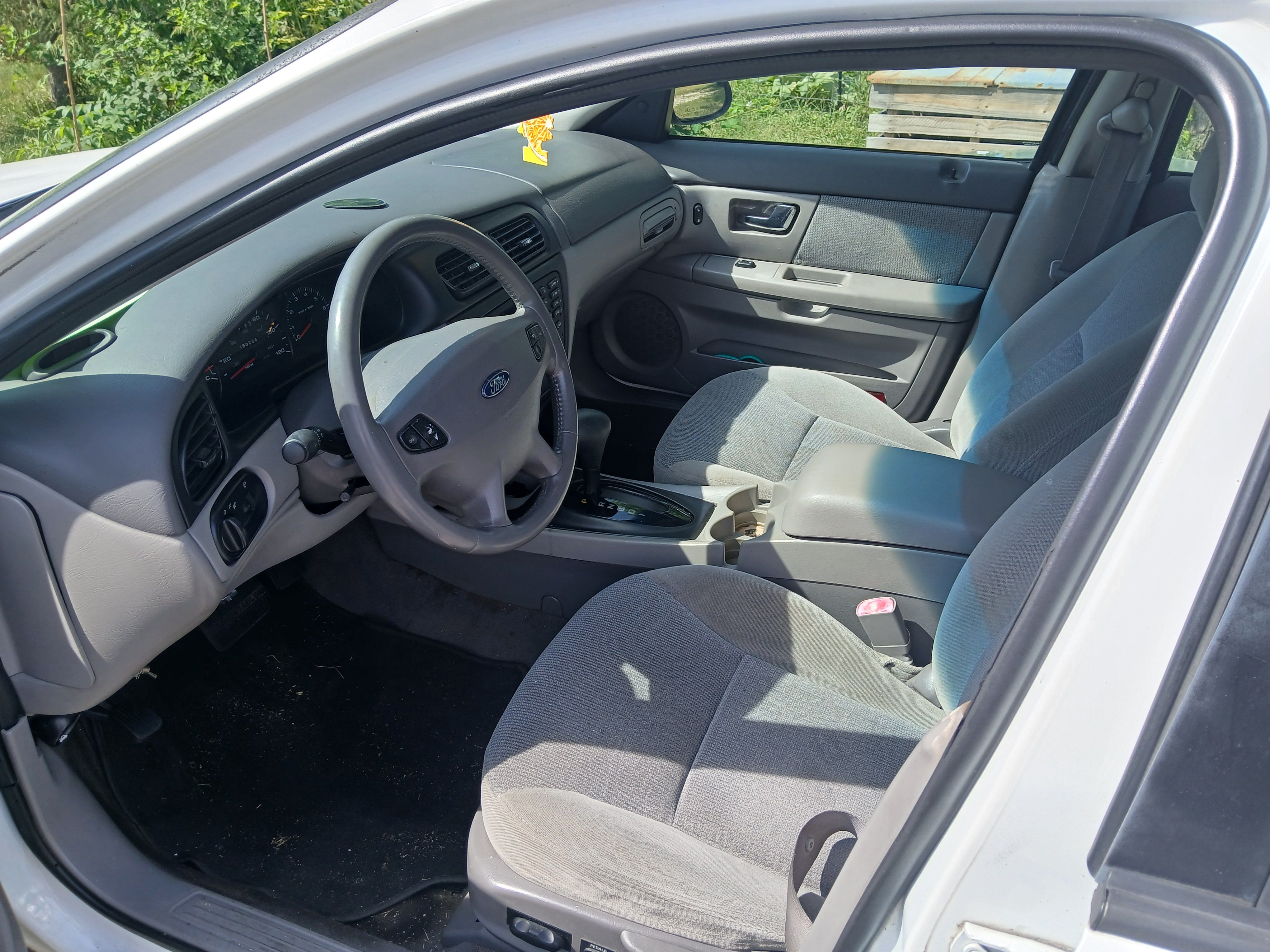 Used 2002 Ford Taurus SES FWD image 2