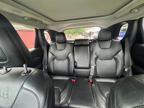 Used 2021 Jeep Cherokee Latitude Lux w/ Sun & Sound Group AWD/4WD image 5
