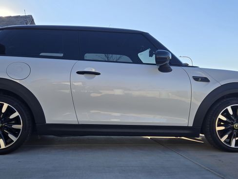 Used 2024 MINI Cooper SE image 1