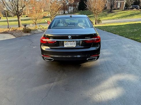Used 2017 BMW 740i xDrive image 10