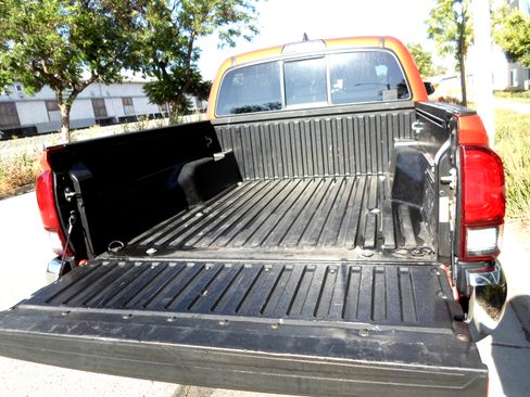 Used 2018 Toyota Tacoma SR5 image 8