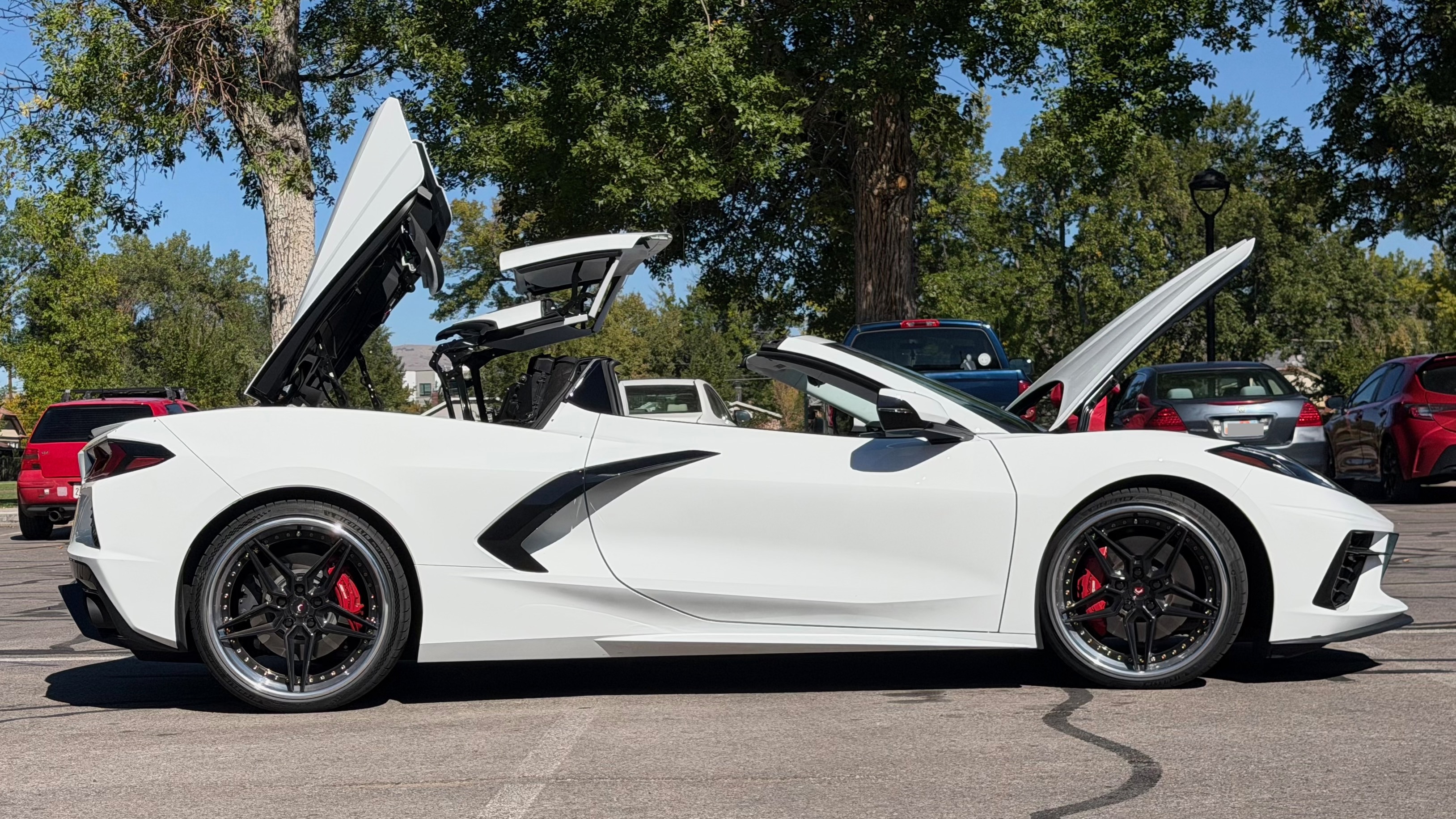 Used 2024 Chevrolet Corvette Stingray Premium Conv w/ Z51 Performance Package RWD image 9