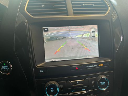 Used 2018 Ford Explorer XLT w/ Equipment Group 202A FWD image 2