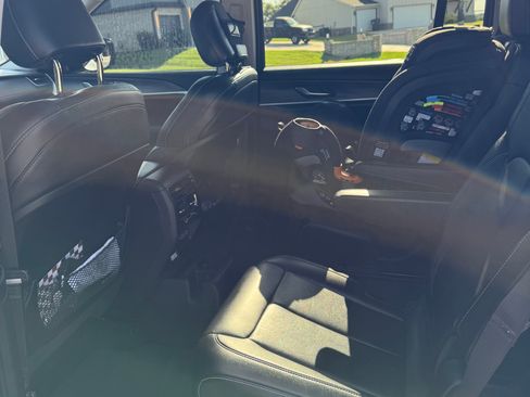 Used 2023 Jeep Grand Cherokee L Limited w/ Black Appearance Package image 11