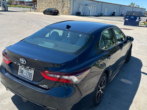 Used 2021 Toyota Camry SE w/ Cold Weather Package FWD image 5