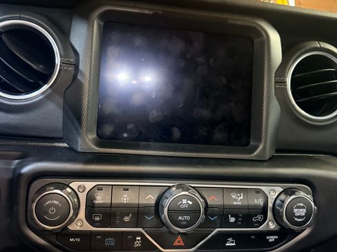 Used 2022 Jeep Wrangler Unlimited Sahara w/ Cold Weather Group image 10