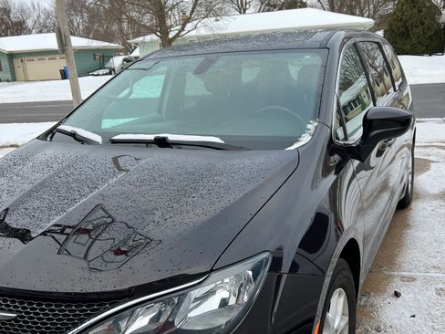 Used 2017 Chrysler Pacifica LX image 4