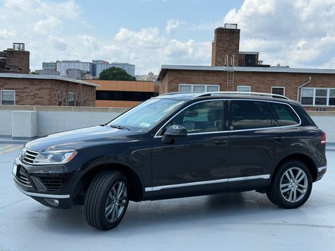 Used 2017 Volkswagen Touareg Wolfsburg Edition AWD/4WD image 9