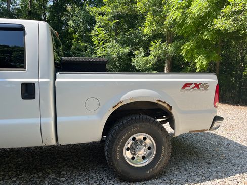 Used 2004 Ford F250 XLT AWD/4WD image 2