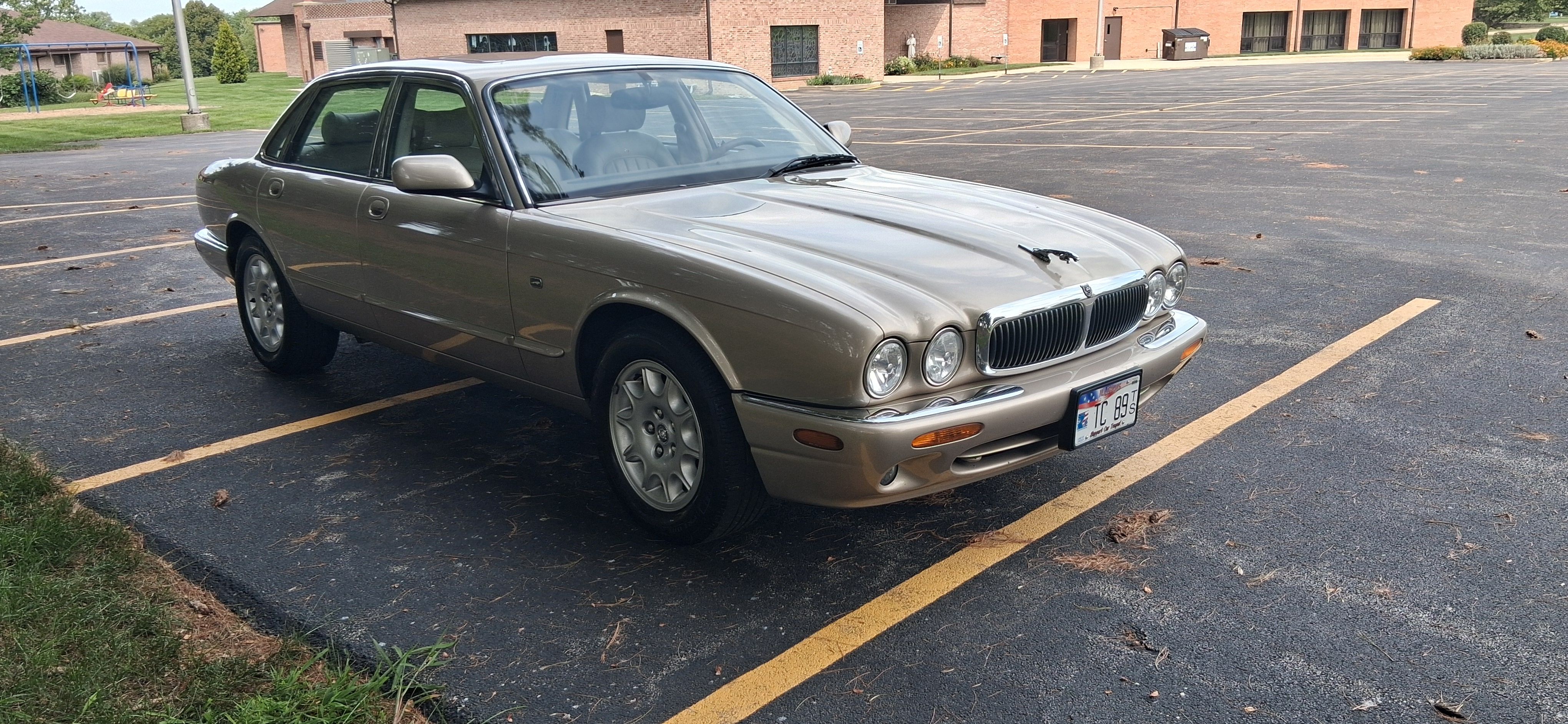 Used 1998 Jaguar XJ8 RWD image 6