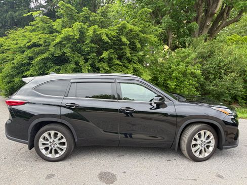 Used 2021 Toyota Highlander Limited AWD/4WD image 4