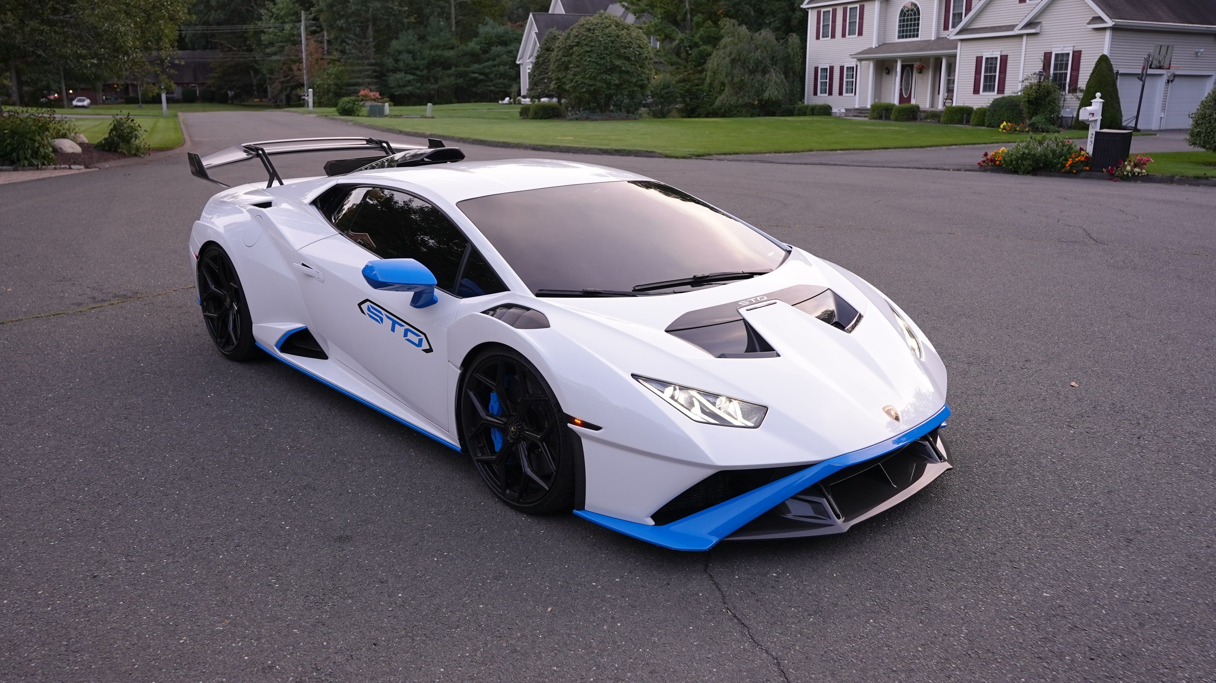 Used 2022 Lamborghini Huracan STO RWD image 11