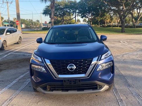 Used 2021 Nissan Rogue SV FWD image 3