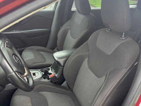 Used 2017 Jeep Cherokee Latitude AWD/4WD image 10