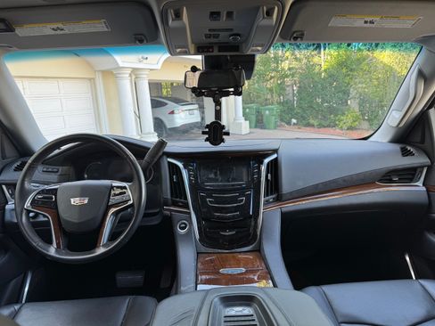 Used 2018 Cadillac Escalade Premium Luxury image 8