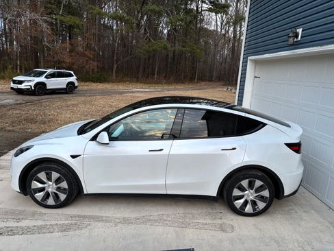 Used 2022 Tesla Model Y Long Range image 8