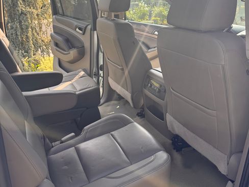 Used 2018 Chevrolet Suburban LT image 7
