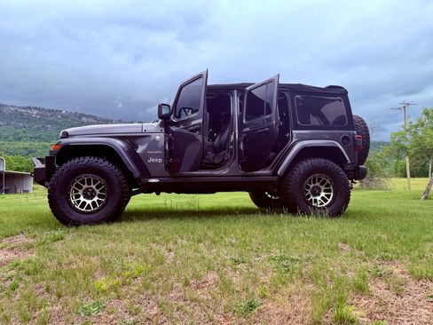 Used 2018 Jeep Wrangler Unlimited Sahara w/ Cold Weather Group AWD/4WD image 2