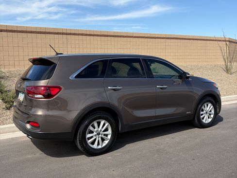 Used 2019 Kia Sorento AWD V6 image 2