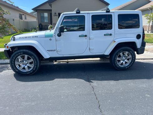 Used 2013 Jeep Wrangler Unlimited Rubicon w/ Connectivity Group image 4