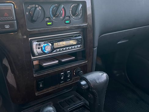 Used 1999 Nissan Pathfinder LE image 10