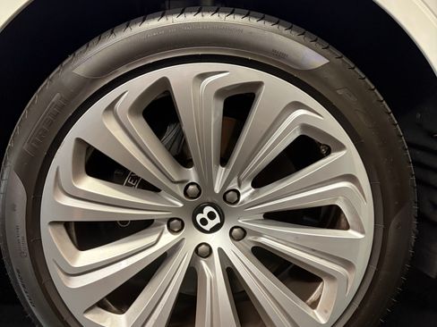 Used 2021 Bentley Bentayga AWD/4WD image 31