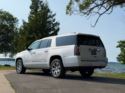 Used 2019 GMC Yukon XL Denali w/ Denali Ultimate Package AWD/4WD image 2