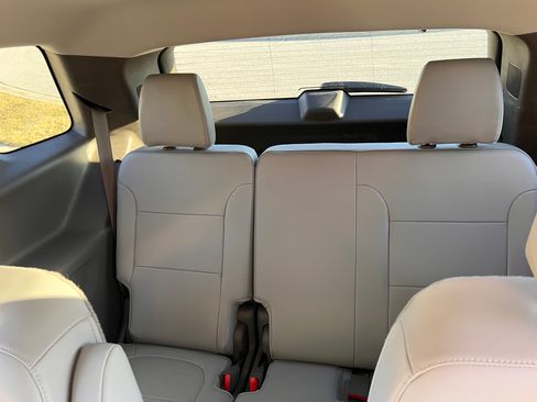 Used 2021 Chevrolet Traverse LT image 8