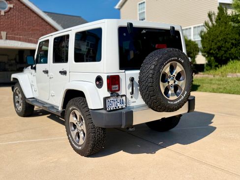 Used 2017 Jeep Wrangler Unlimited Sahara w/ Connectivity Group AWD/4WD image 6