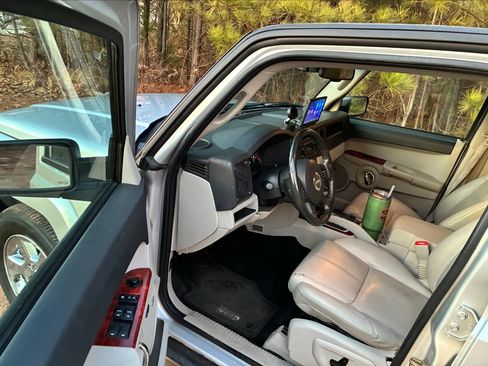 Used 2007 Jeep Commander Limited w/ Trailer Tow Group IV image 4