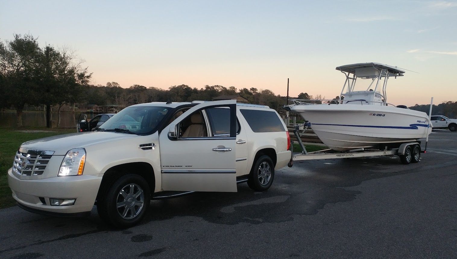 Used 2008 Cadillac Escalade ESV AWD image 2
