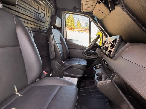 Used 2019 Mercedes-Benz Sprinter 2500 image 17
