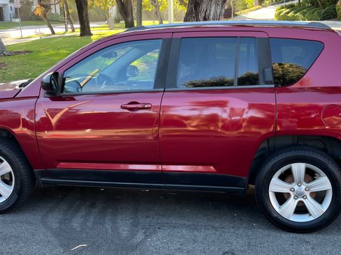 Used 2012 Jeep Compass Latitude w/ Sun/Sound Group FWD image 5