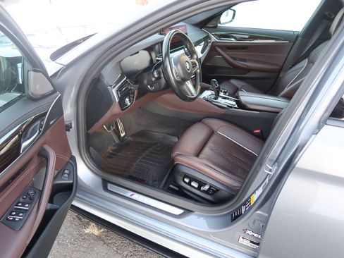 Used 2023 BMW M550i xDrive w/ Dynamic Handling Package image 18