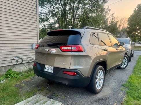 Used 2017 Jeep Cherokee Sport FWD image 5