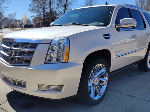 Used 2013 Cadillac Escalade Platinum image 1