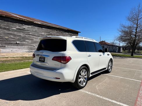 Used 2014 INFINITI QX80 4WD w/ Deluxe Touring Package image 2