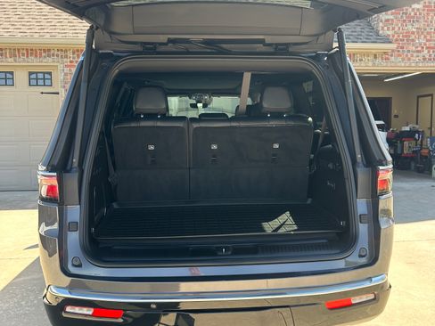 Used 2022 Jeep Wagoneer Series III w/ Premium Group I image 13