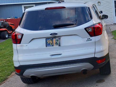 Used 2019 Ford Escape SE image 12