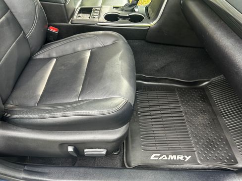 Used 2017 Toyota Camry XLE w/ Moonroof Package FWD image 16