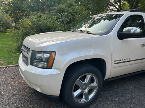 Used 2013 Chevrolet Avalanche LTZ AWD/4WD image 8