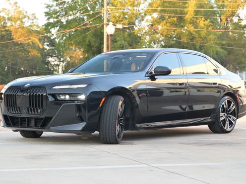 Used 2023 BMW 760i xDrive w/ Executive Package image 11