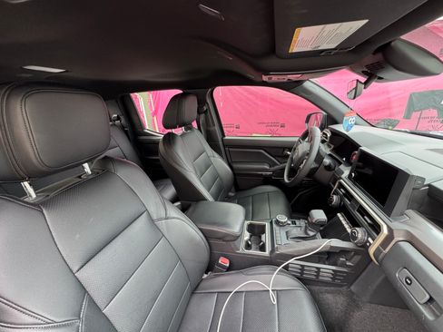 Used 2025 Toyota Tacoma TRD Sport image 9