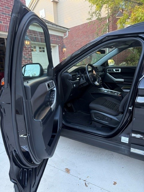 Used 2020 Ford Explorer XLT w/ Comfort Package AWD/4WD image 4