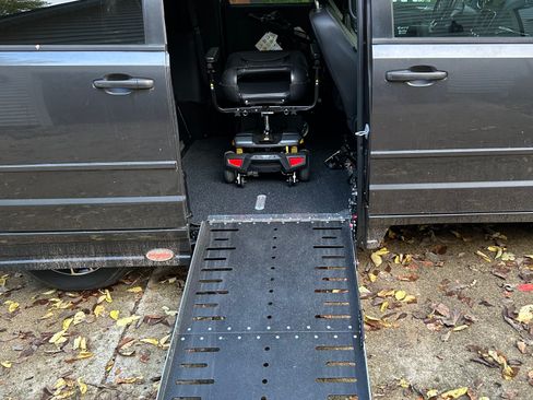 Used 2016 Dodge Grand Caravan SXT image 5