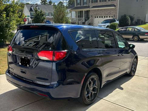 Used 2020 Chrysler Pacifica Touring w/ S Appearance Package image 8