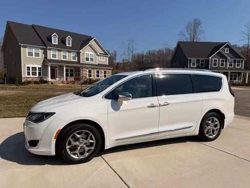 Used 2017 Chrysler Pacifica Limited w/ Advanced Safetytec Group image 1