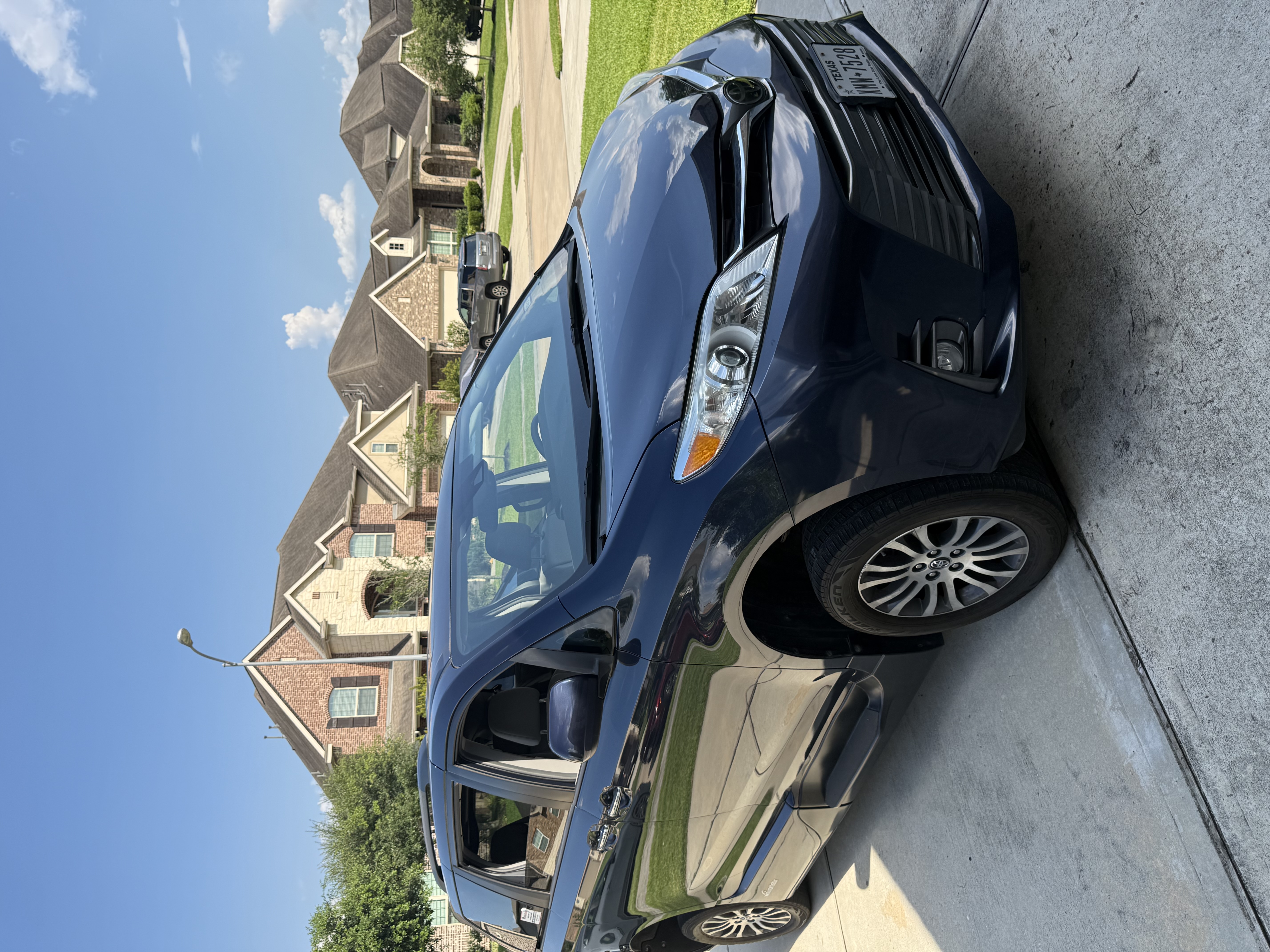 Used 2018 Toyota Sienna XLE w/ XLE Navigation Package FWD image 1